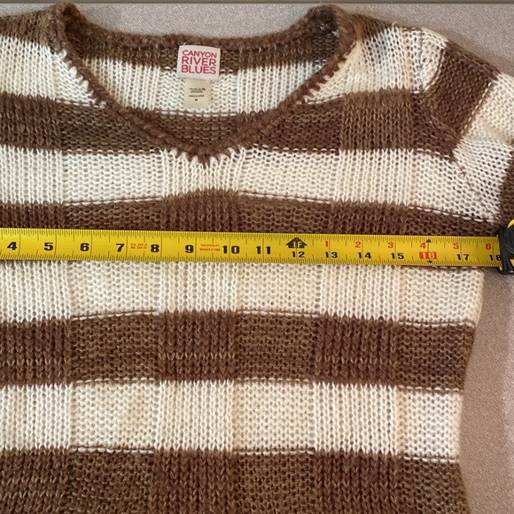 Canyon River Blues - v-neck sweater. Size M - Picture 6 of 9